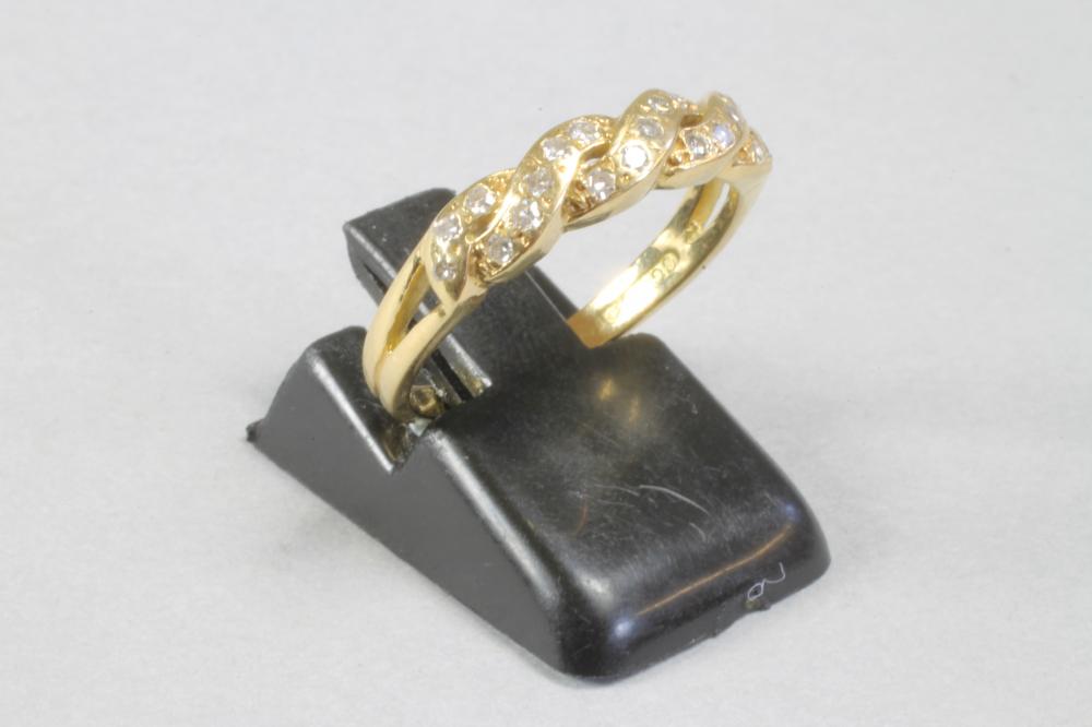 AN 18CT GOLD RING Image