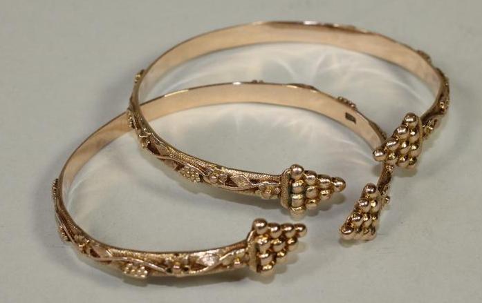 A PAIR OF LATE VICTORIAN 15CT GOLD BANGLES Image