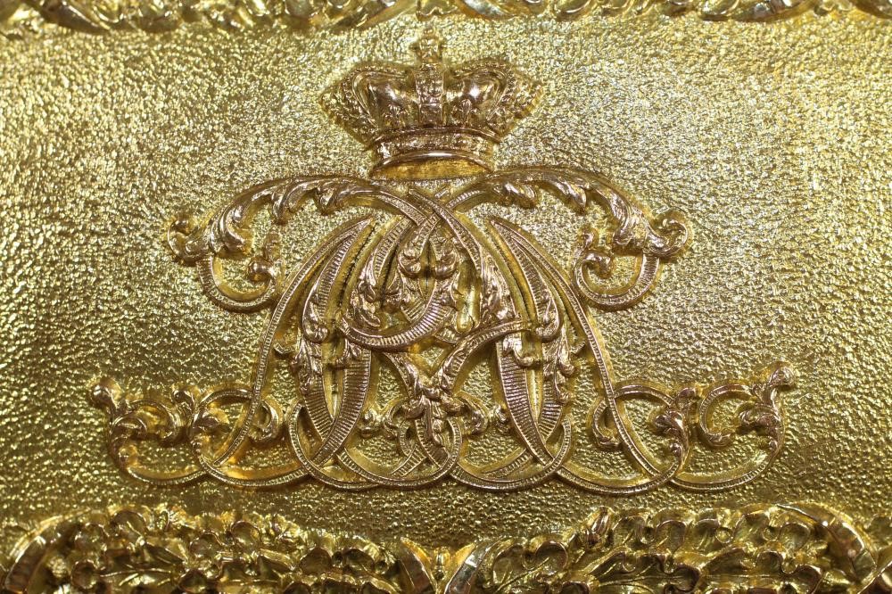A VICTORIAN 9TH QUEEN'S LANCER OFFICER'S CARTOUCHE POUCH AND BELT Image