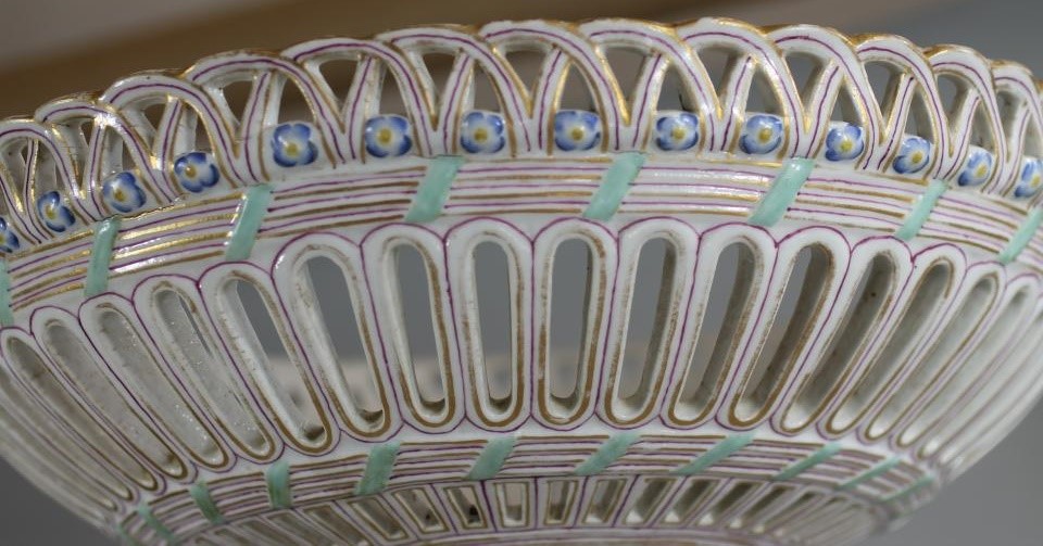 A LARGE GERMAN PORCELAIN FIGURAL TABLE CENTEPIECE Image