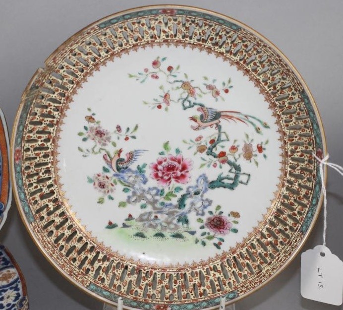 A CHINESE EXPORT PORCELAIN PLATE Image