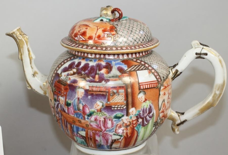 A CHINESE EXPORT PORCELAIN PLATE Image