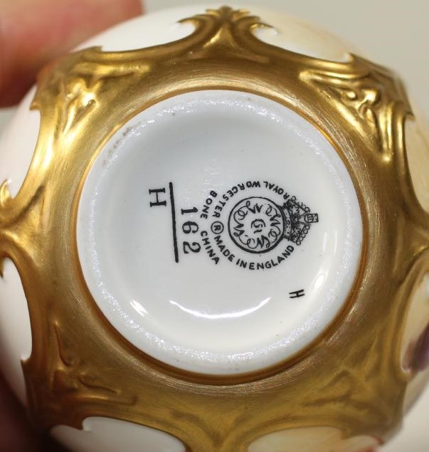 A ROYAL WORCESTER CHINA POT POURRI AND MATCHED COVER Image