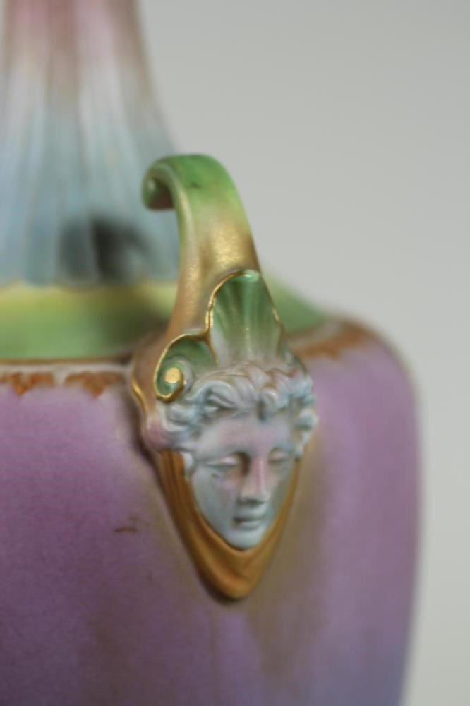 A VICTORIAN ROYAL WORCESTER CHINA VASE Image