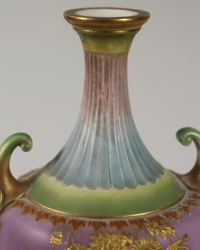 A VICTORIAN ROYAL WORCESTER CHINA VASE Image