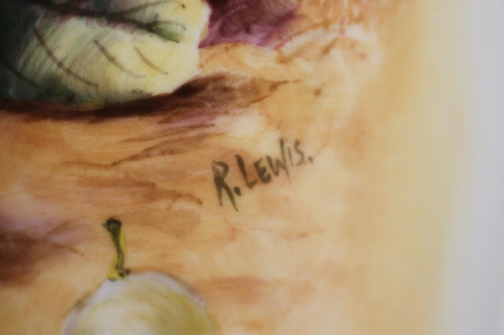 A ROYAL WORCESTER CHINA VASE AND COVER Image