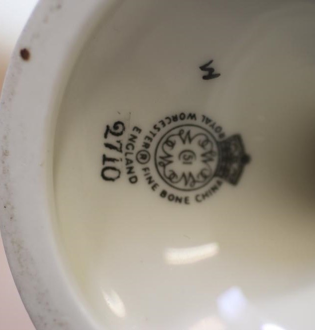 A ROYAL WORCESTER CHINA VASE AND COVER Image