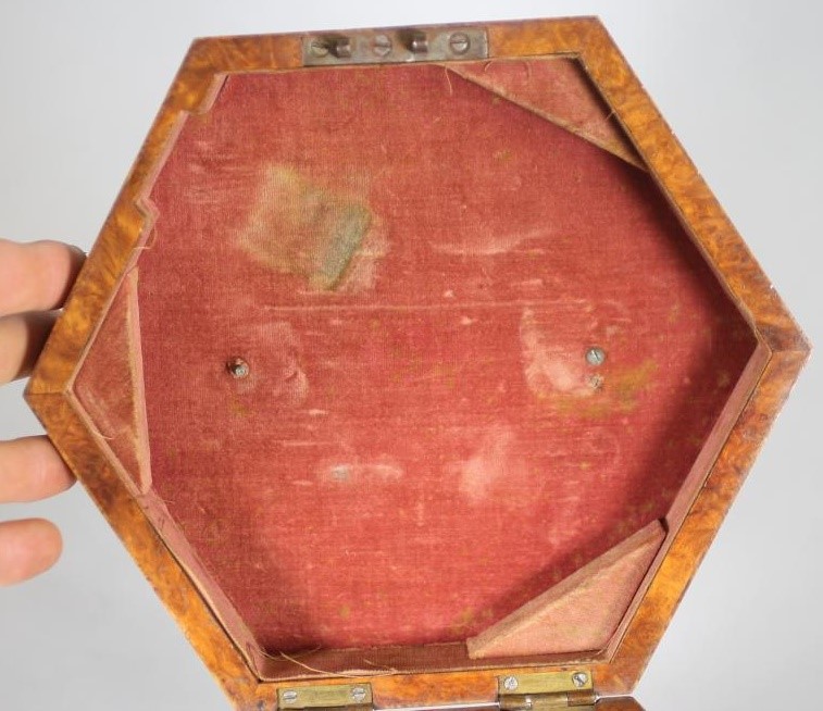 A VICTORIAN ENGLISH CONCERTINA Image