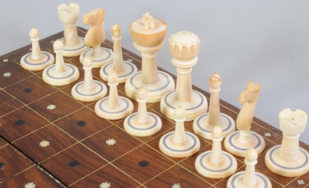 AN ANGLO INDIAN IVORY CHESS SET Image