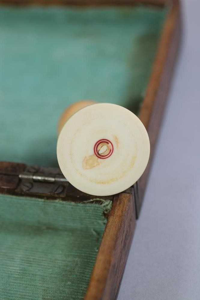 AN ANGLO INDIAN IVORY CHESS SET Image