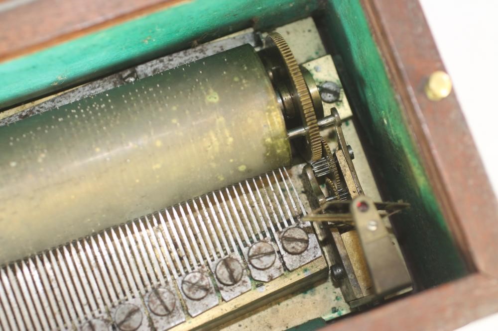 A CONTINENTAL SMALL MUSICAL BOX Image