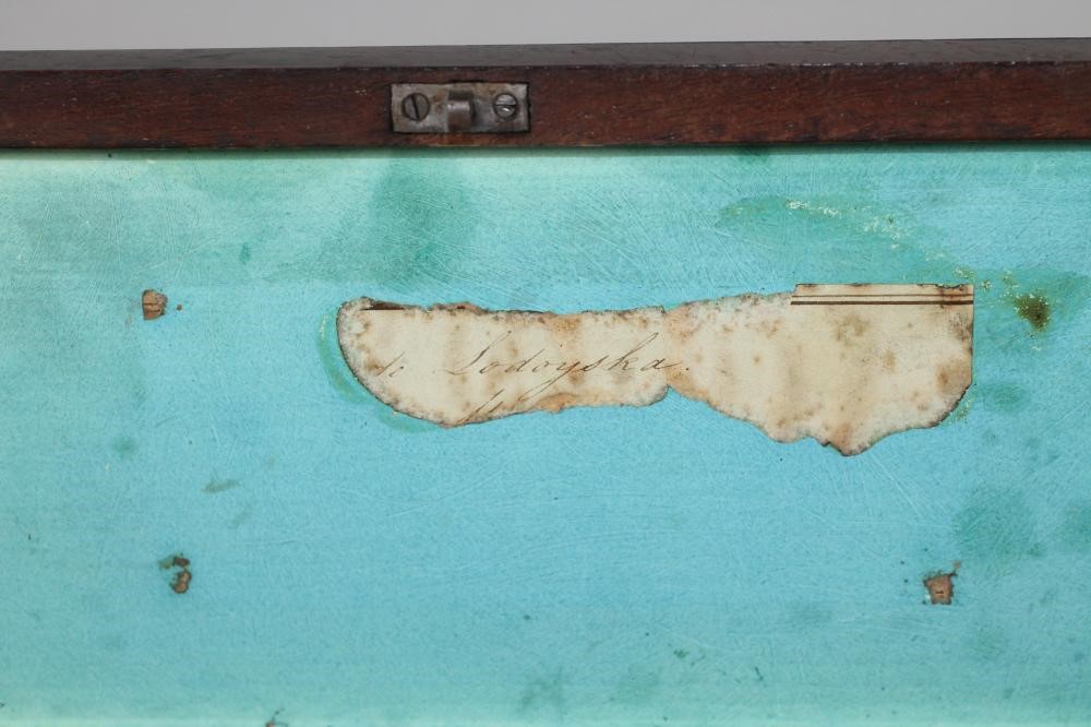 A CONTINENTAL SMALL MUSICAL BOX Image