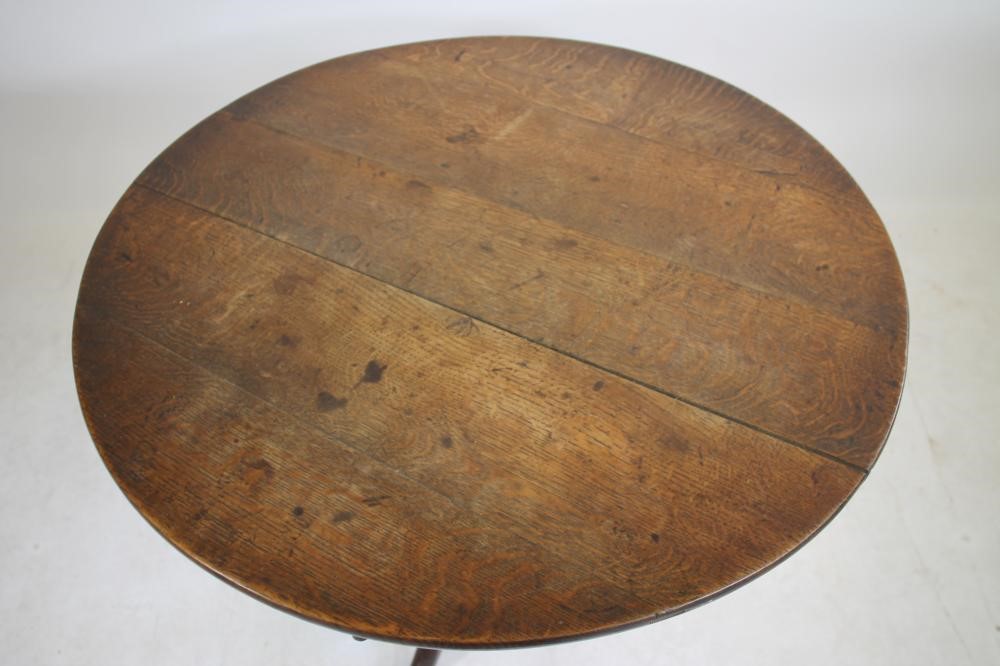 A GEORGIAN OAK TRIPOD TABLE Image