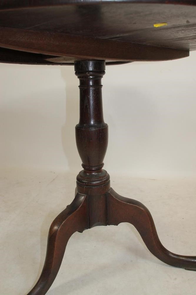 A GEORGIAN OAK TRIPOD TABLE Image