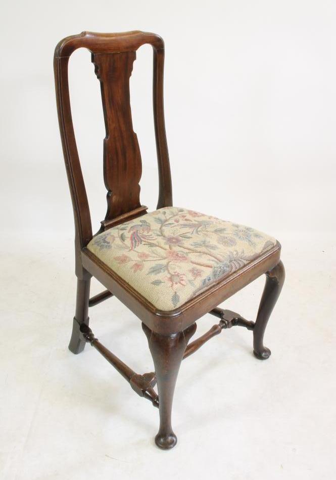 AN EARLY GEORGIAN MAHOGANY SIDE CHAIR Image