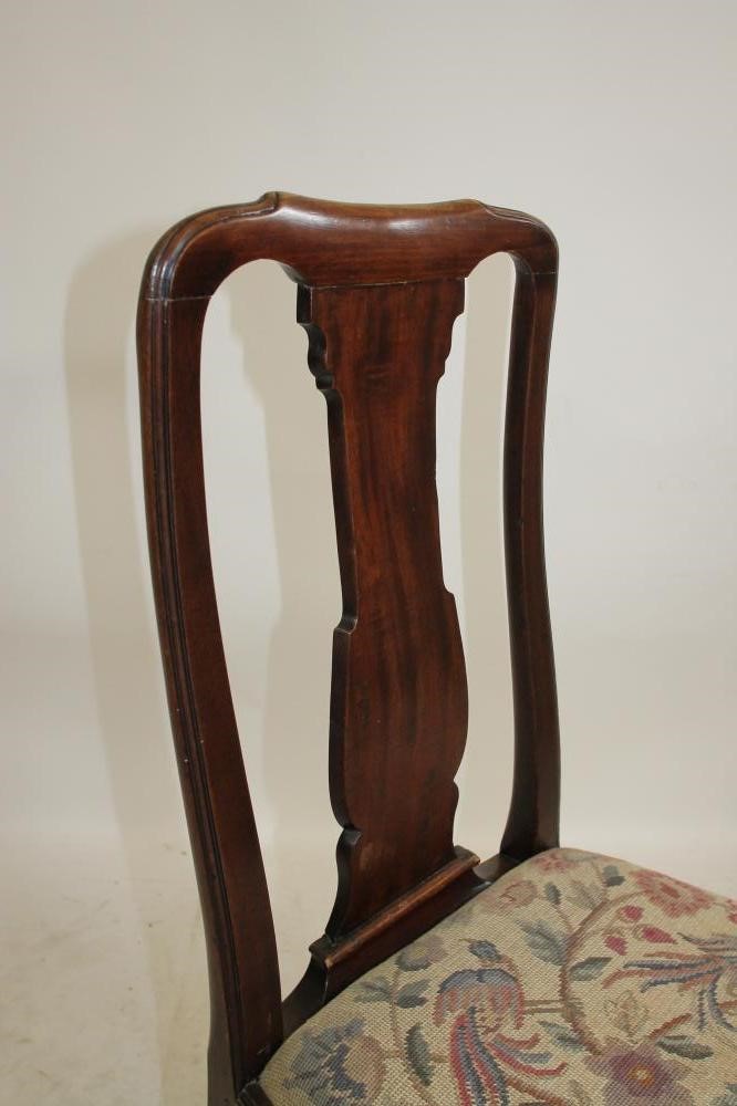 AN EARLY GEORGIAN MAHOGANY SIDE CHAIR Image