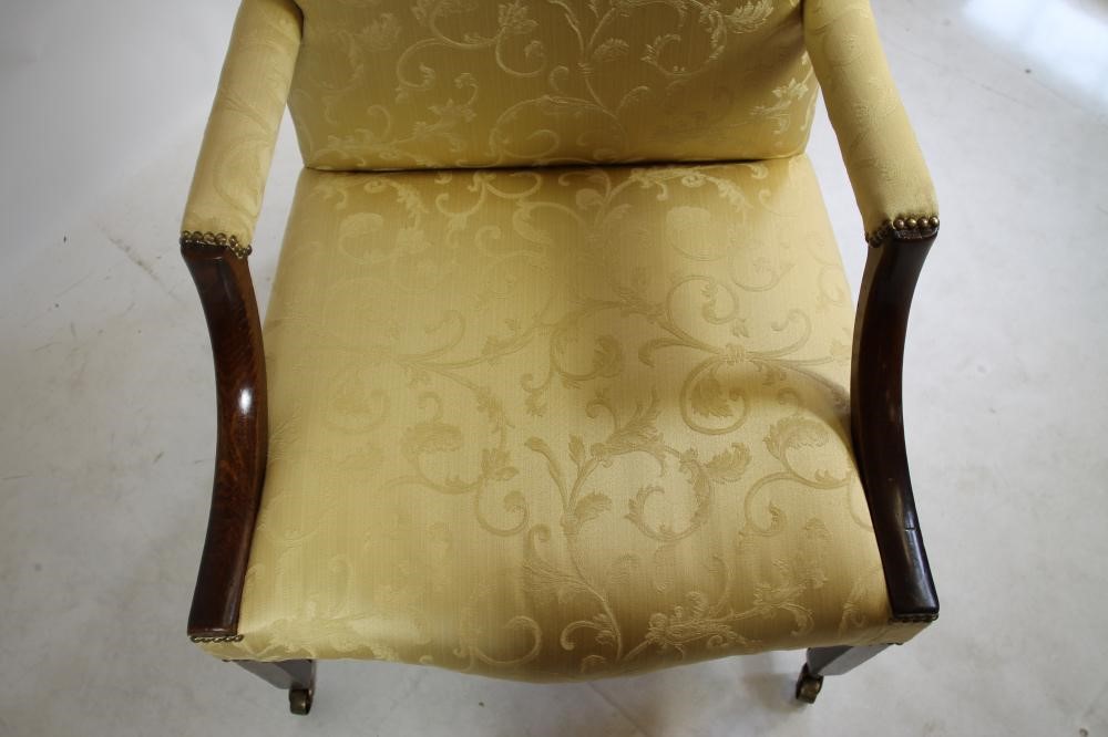 A GEORGIAN MAHOGANY LIBRARY CHAIR of "Gainsborough" type Image