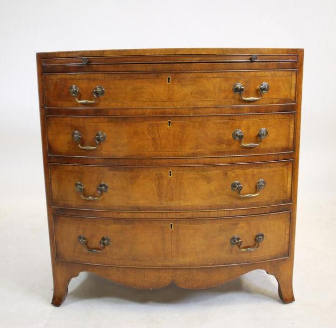 A SMALL REGENCY STYLE MAHOGANY CHEST OF DRAWERS Image