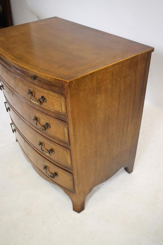 A SMALL REGENCY STYLE MAHOGANY CHEST OF DRAWERS Image