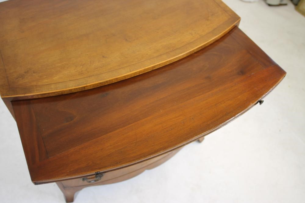 A SMALL REGENCY STYLE MAHOGANY CHEST OF DRAWERS Image