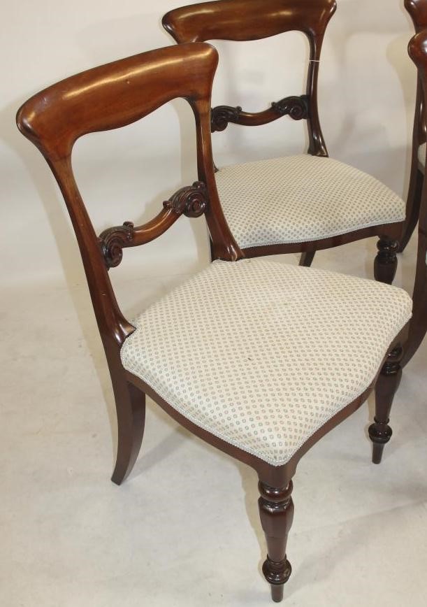 A SET OF SIX VICTORIAN MAHOGANY DINING CHAIRS Image