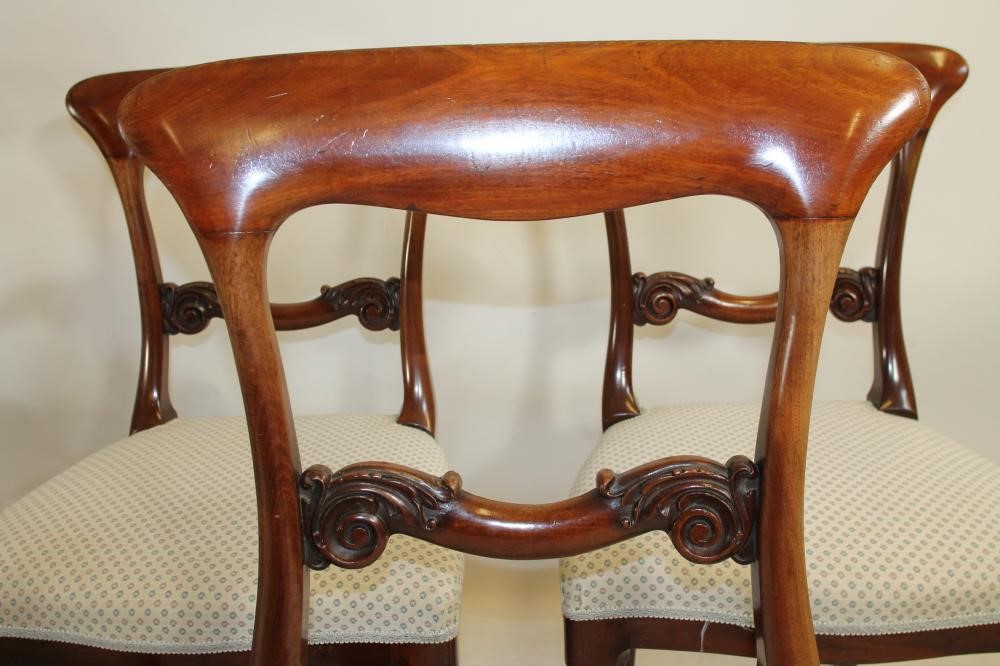 A SET OF SIX VICTORIAN MAHOGANY DINING CHAIRS Image