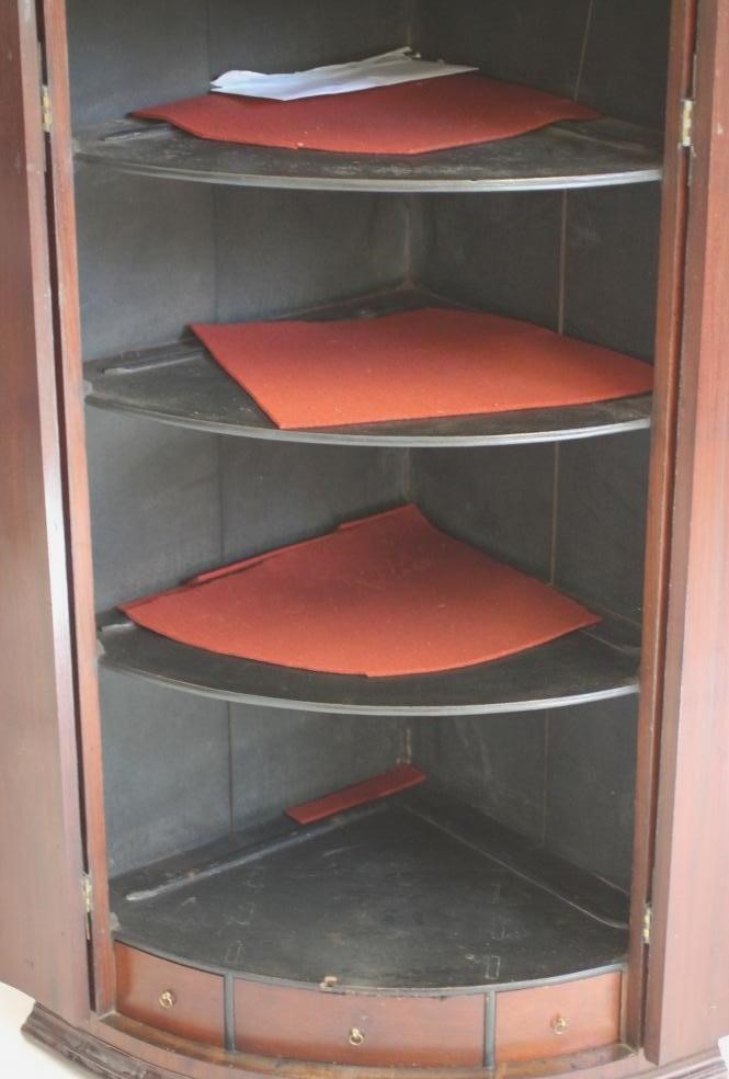 A GEORGIAN MAHOGANY CORNER CUPBOARD Image