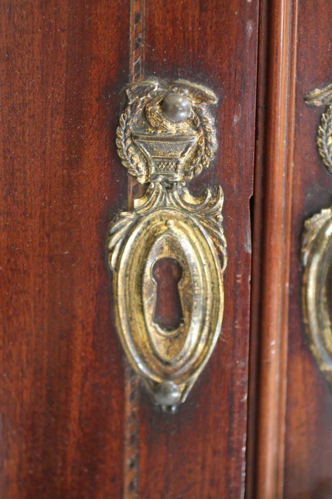 A GEORGIAN MAHOGANY CORNER CUPBOARD Image