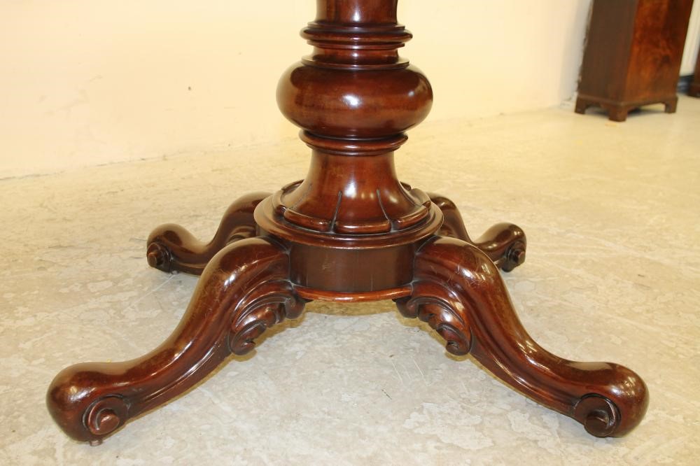 A VICTORIAN MAHOGANY LOO TABLE Image