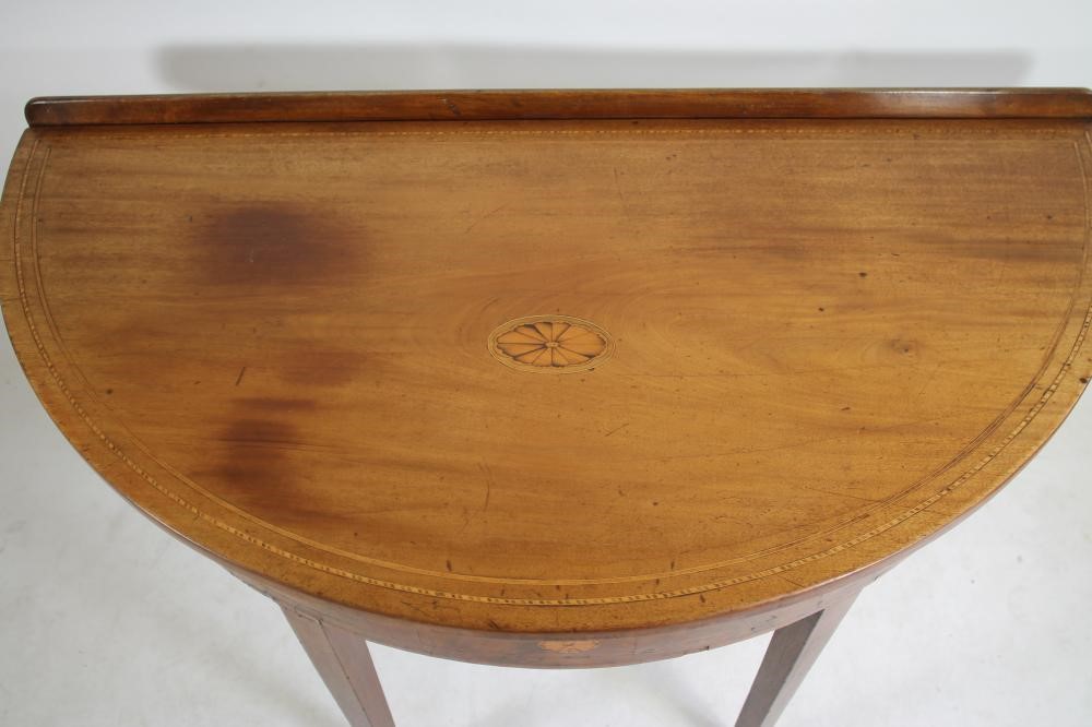 A GEORGIAN MAHOGANY SIDE TABLE Image