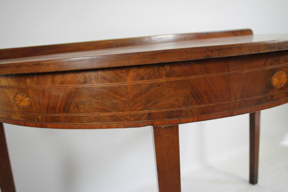 A GEORGIAN MAHOGANY SIDE TABLE Image
