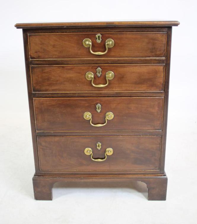 A MAHOGANY PIER CHEST of four graduated drawers Image