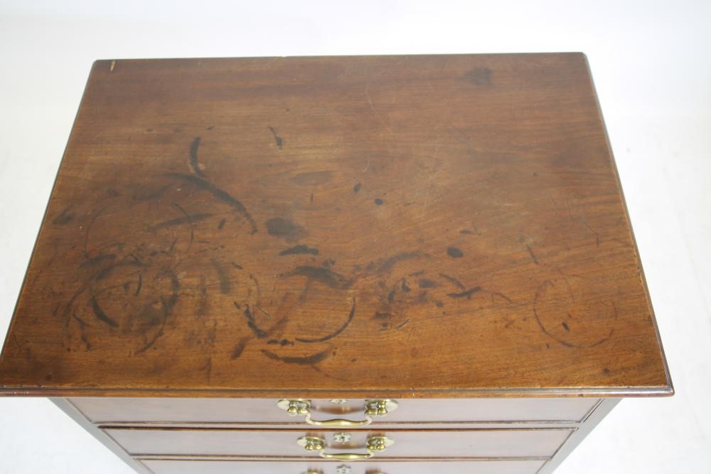 A MAHOGANY PIER CHEST of four graduated drawers Image