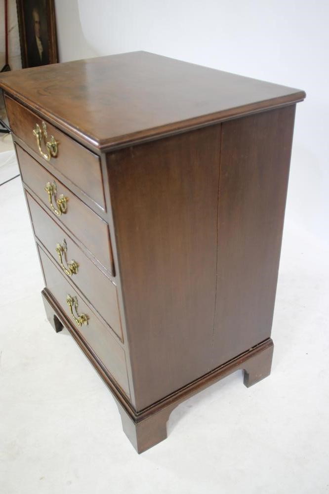 A MAHOGANY PIER CHEST of four graduated drawers Image