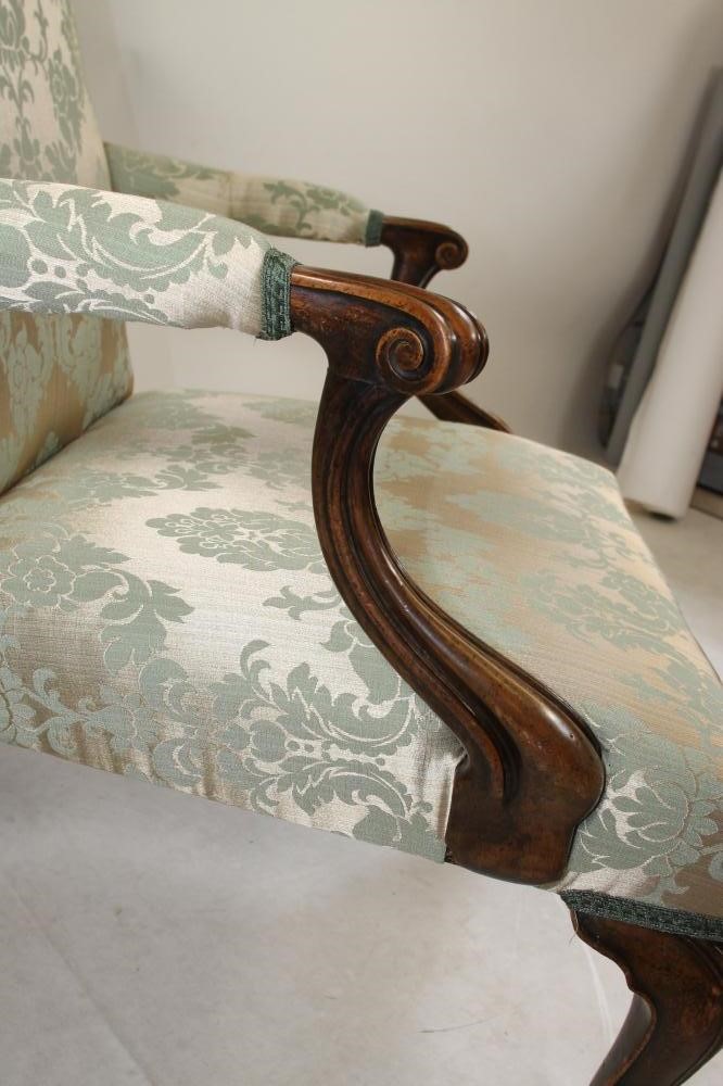 A GEORGIAN STYLE WALNUT LIBRARY CHAIR Image