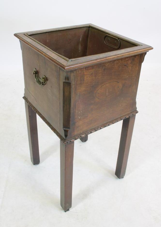 A GEORGIAN MAHOGANY PLANT STAND Image