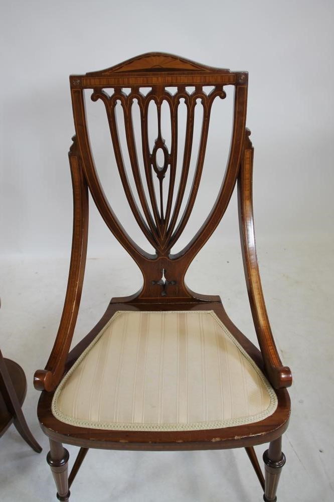 AN EDWARDIAN MAHOGANY ETAGERE of three tier oval form with stringing Image