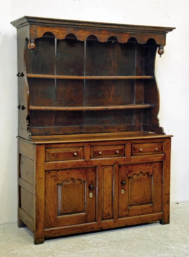 A GEORGIAN OAK CANOPIED DRESSER Image