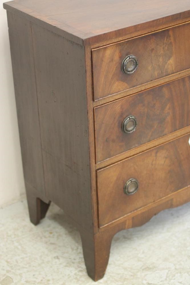 A SMALL GEORGIAN MAHOGANY CHEST Image