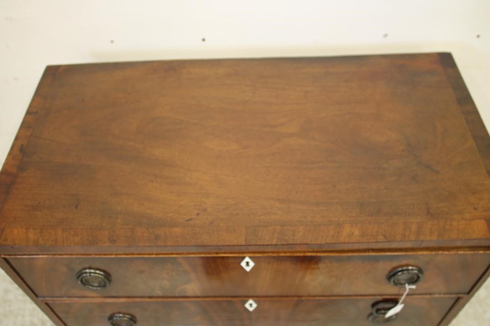 A SMALL GEORGIAN MAHOGANY CHEST Image