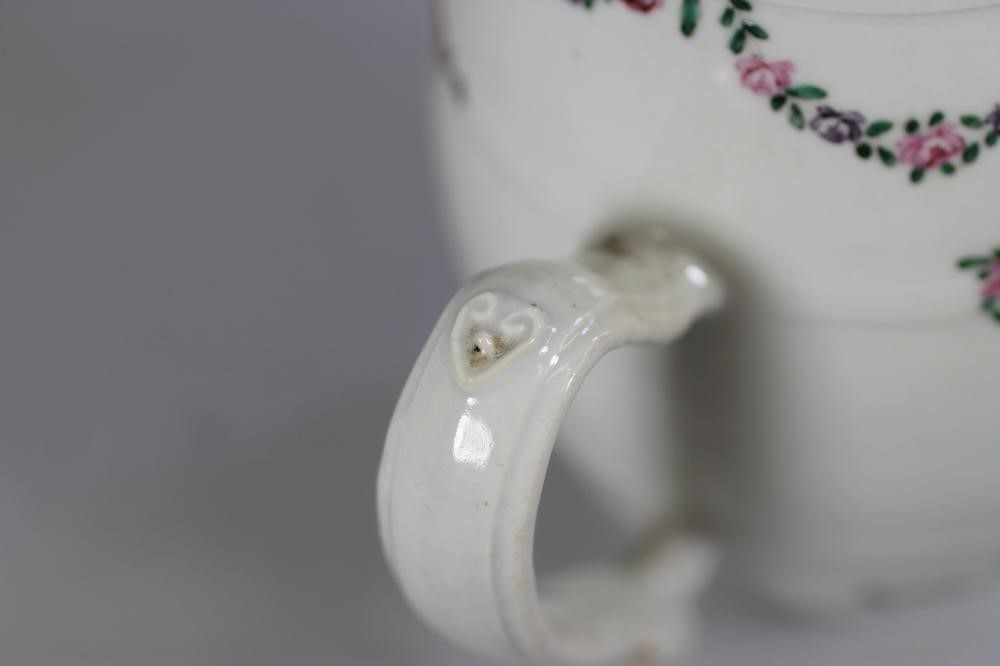 A CHINESE EXPORT PORCELAIN MUG Image