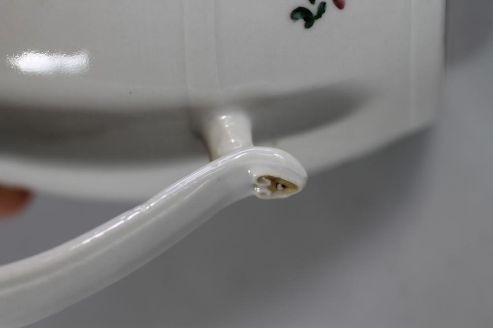 A CHINESE EXPORT PORCELAIN MUG Image