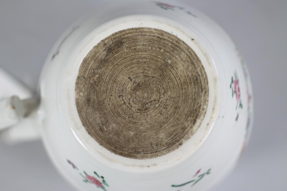 A CHINESE EXPORT PORCELAIN MUG Image