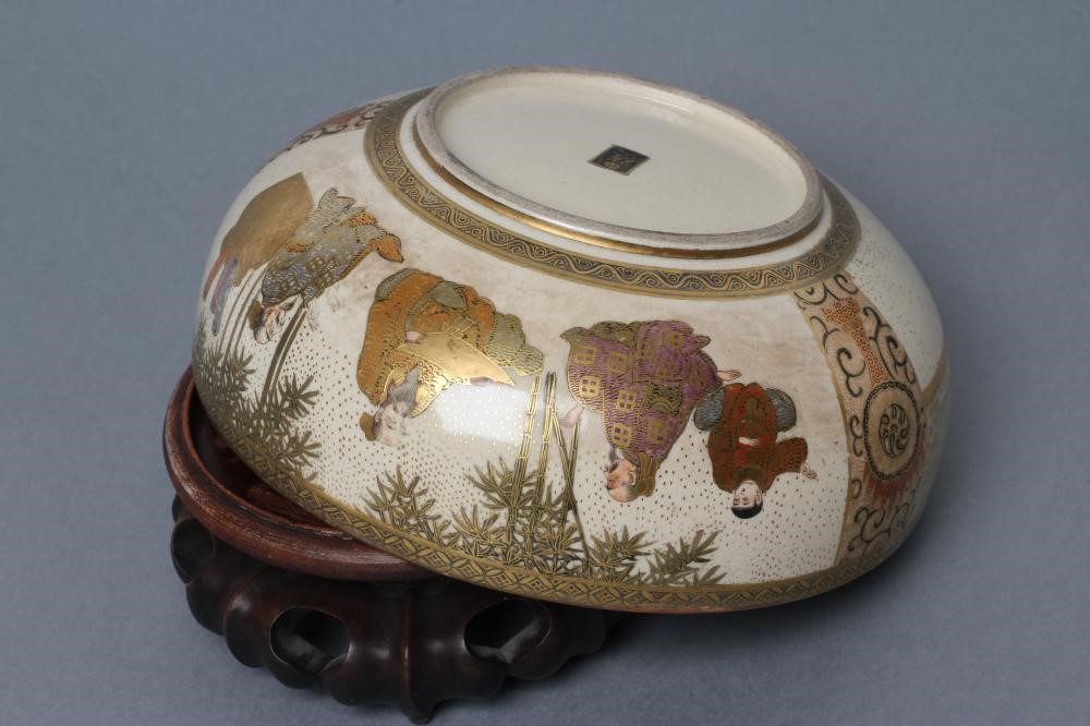 A SATSUMA EARTHENWARE BOWL Image