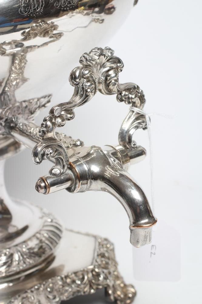 A LARGE OLD SHEFFIELD PLATE TEA URN Image