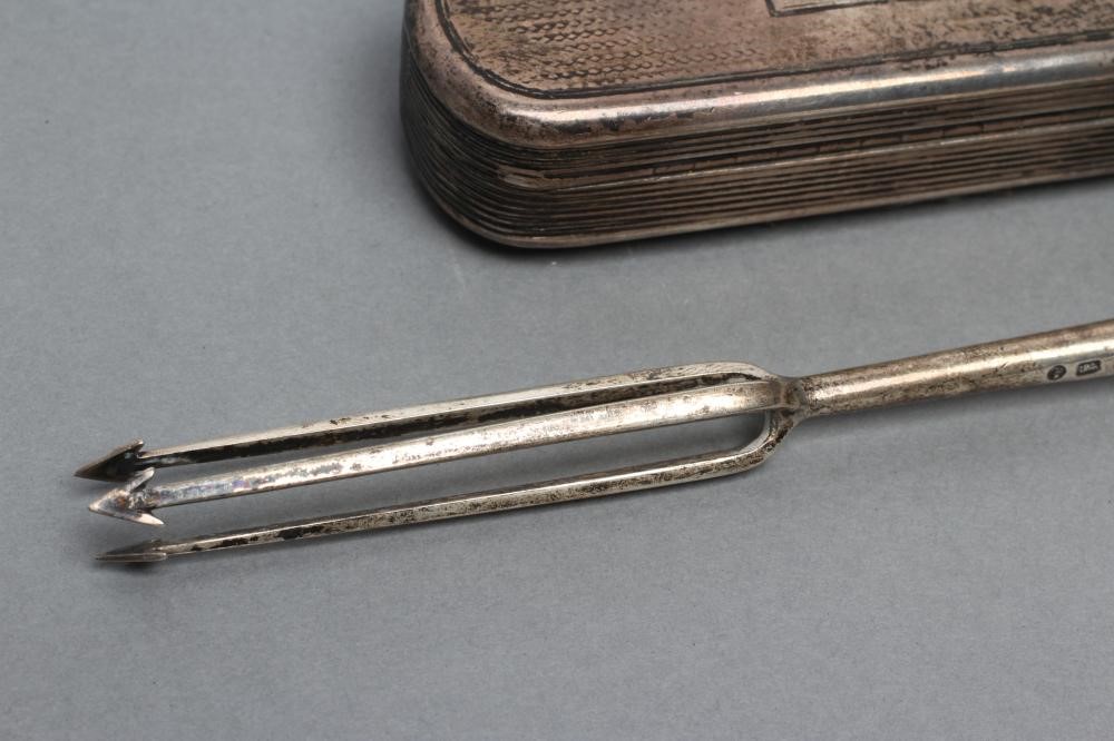 A WILLIAM IV SILVER SNUFF BOX Image