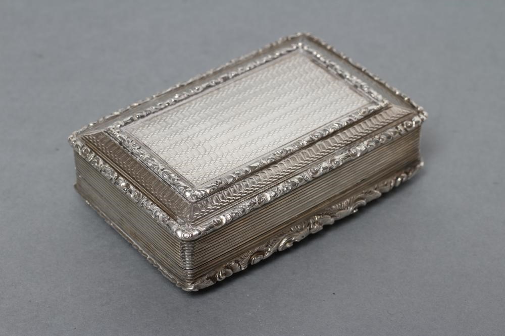 AN EARLY VICTORIAN SILVER SNUFF BOX Image