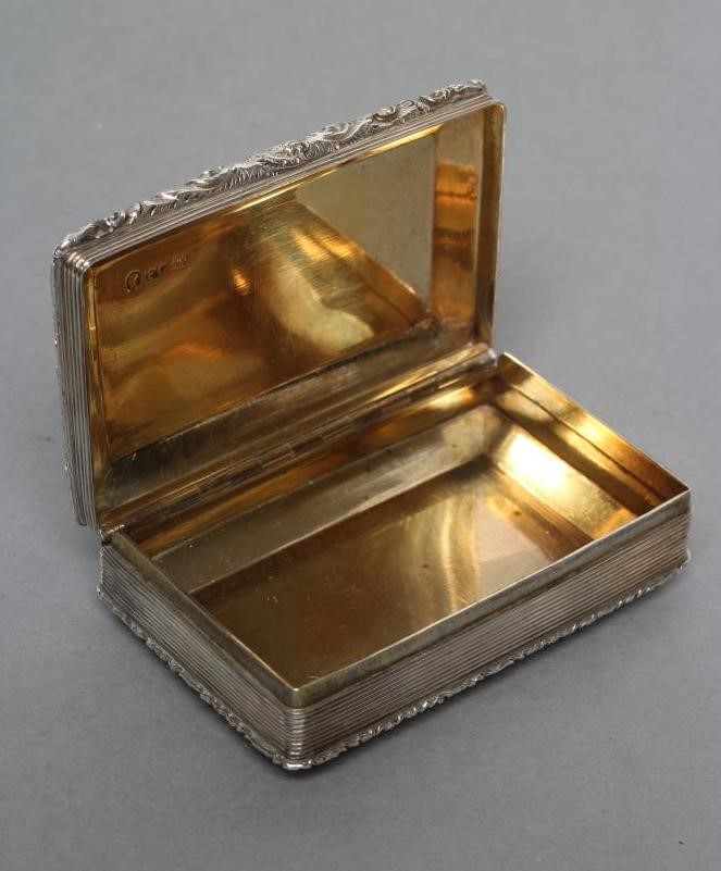 AN EARLY VICTORIAN SILVER SNUFF BOX Image