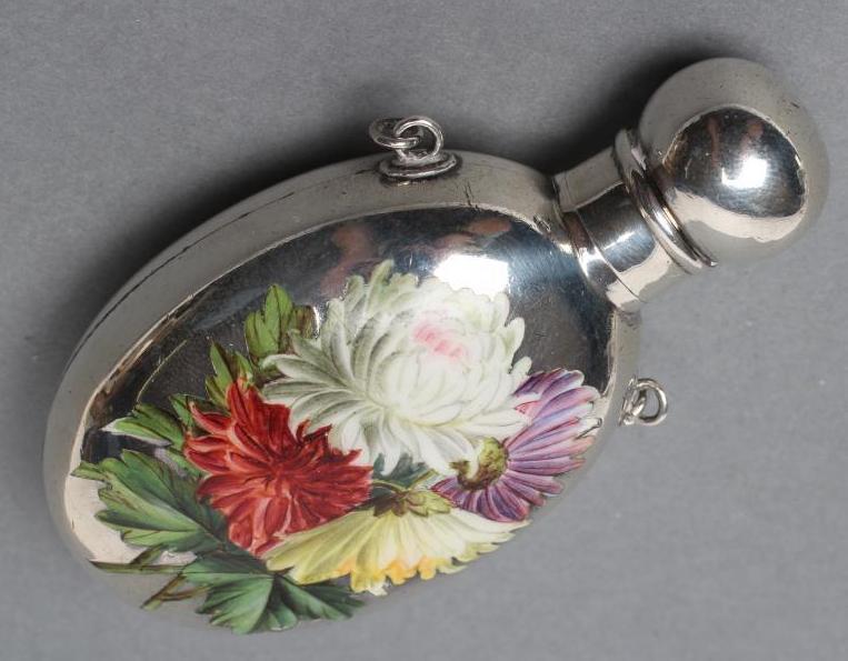 A LATE VICTORIAN SILVER SCENT BOTTLE Image