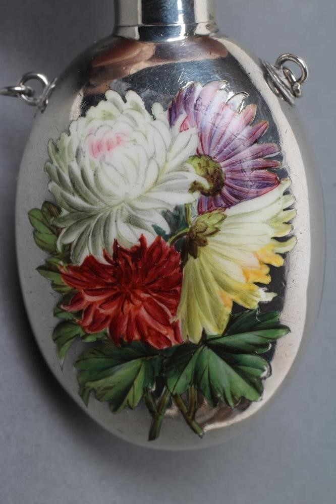 A LATE VICTORIAN SILVER SCENT BOTTLE Image